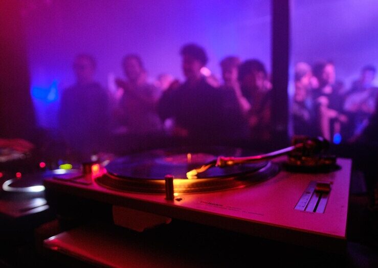 Soirée DJ dans un bar